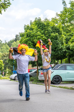 Fu&szlig;ballfans freuen sich &uuml;ber Sieg der deutschen Nationalmannschaft auf Stra&szlig;e
