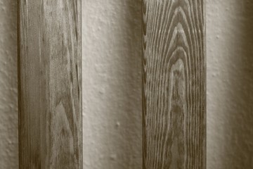 Holzbretter vor Wand