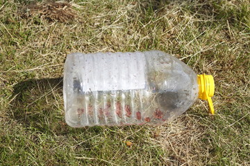 Fototapeta premium Leere Plastikflasche, Plastikmüll, Müll