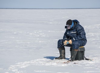 Fototapeta na wymiar Winter fishing in the Rybinsk reservoir of the Yaroslavl region