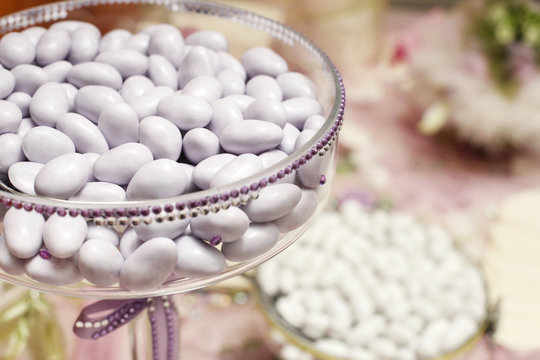 buonissimi confetti bianchi  dentro bicchiere in vetro