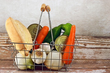 CESTA DE LA COMPRA CON VERDURAS, PAN Y CONSERVAS