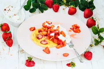 Erdbeer-Pfannkuchen mit Ziegenfrischkäse