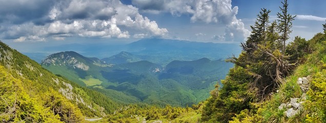 Fototapeta na wymiar View from Piatra Craiului, Romania