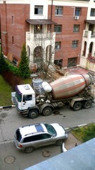 Двор. Машины.