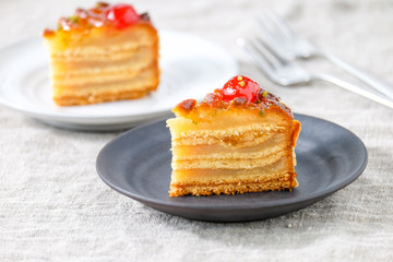 Zwei Kuchenteller mit Mailänder Torte