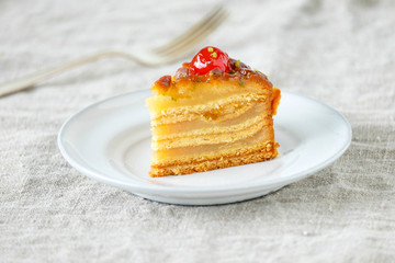 Ein Stück Mailänder Torte auf einem weißen Teller