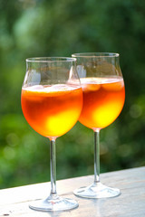 Zwei Gläser mit Aperol Spritz auf einem Tisch