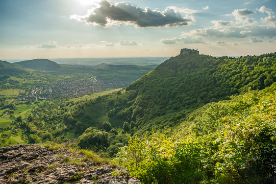 Burg Hohenneuffen im dramatischen Gegenlicht
