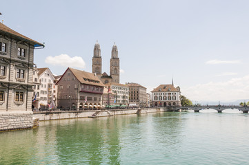 Zürich, Limmat, Limmatquai, Grossmünster, Altstadt, Altstadthäuser, Münsterbrücke, Flussfahrt, Stadtrundgang, Stadt, Sommer, Schweiz
