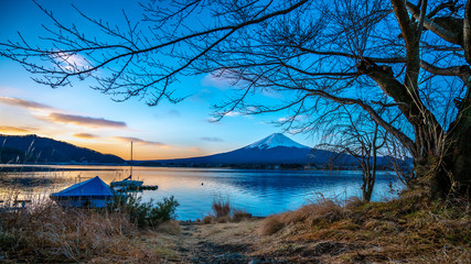 Lake House With Mount Fuji View Background