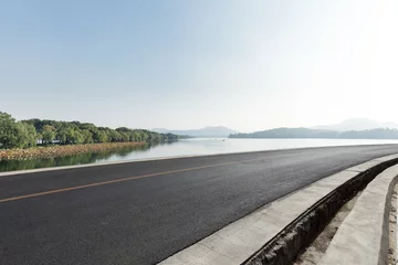 Deurstickers lege asfaltweg met landschap © zhu difeng