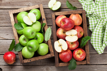 Naklejka na ściany i meble Green and red apples in wooden box