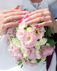 Obraz na płótnie Canvas Hands and wedding bouquet