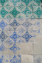 Alte portugisische Wandfliesen an einem Haus in Lissabon