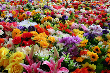 Blütenteppich aus sehr vielen Kunstblumen