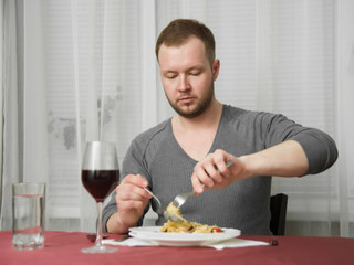 Fototapeta na wymiar Man eating spaghetti