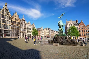 Poster Antwerpen, België-mei 02, 2018: Brabo fontein op de Grote Markt (marktplein) met traditionele Vlaamse architectuur. Het is een centraal plein in de stad en een van de belangrijkste attracties in de stad © evgenij84