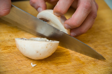 cut the mushrooms on the Board
