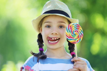 Siebenjähriges Mädchen mit einem Lolli