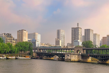 Obraz premium bridge Pont de Bir-Hakeim in Paris, France