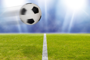 Fußball fliegt über das Spielfeld im Stadion