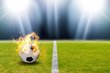 Fußball brennt auf dem Rasen