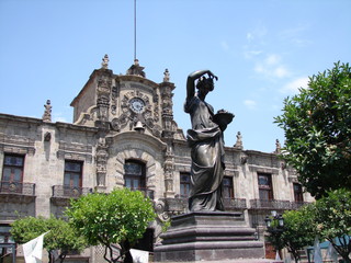 Fototapeta na wymiar Estatua con edificio barroco