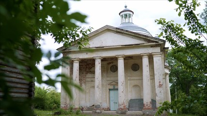  Destroyed the Golitsyn estate. The ruins of the 18th century. The old buildings are ruins.