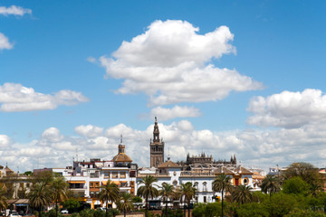 Obraz premium Sevilla, Andalusien, Spanien mit Kathedrale und blauem, wolkigem Himmel