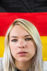 Blondine vor deutscher Flagge