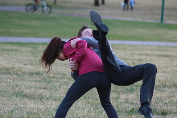 Китаянка делает бросок через бедро, ушу прием самообороны © heshixin