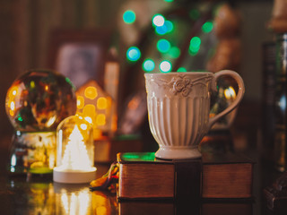 Taza y luces de Navidad