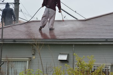 High-pressure washing for the roof coating © tamu