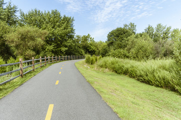 Obraz premium Curve on Blackstone River Greenway