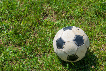 Alter Fußball auf Feld