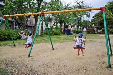 公園のブランコで遊ぶ子供