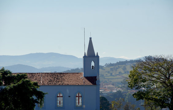 igreja azul de santa efigenia com lindo fundo de montanhas azuis e ceu limpo em dia ensolarado sudeste do brasil inverno 2018 