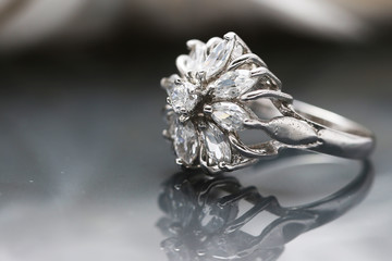 Obraz na płótnie Canvas Diamond flower ring , love symbol