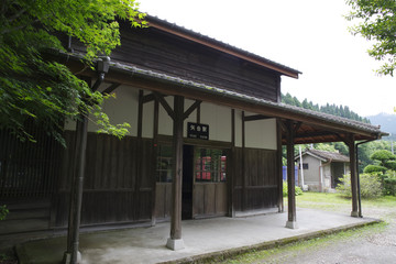 歴史ある木造建築の駅舎