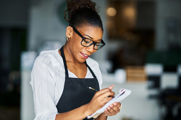 african american waitress taking order on notepad - obrazy, fototapety, plakaty