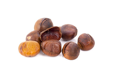 Obraz premium Fresh chestnuts isolated on white