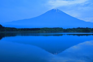 田貫湖でみたブルーな富士山