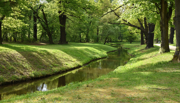 Kleiner Flusslauf durch das grüne Gartenreich des Fürst-Pückler-Parks von Bad Muskau 