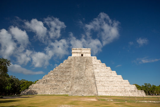 Chichen Itza, El Castillo (Temple of Kukulkan), Yucatan, Mexico