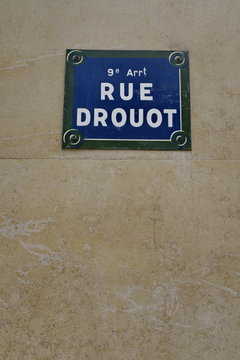 Rue Drouot. Plaque de nom de rue.