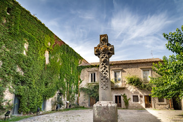 Obraz premium Villa Courtyard with a Cross