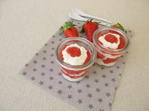 Schichtdessert mit Erdbeeren und Quark