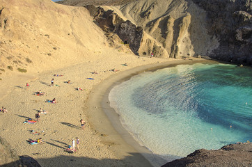 Playa del papagayo  en lanzarote con agua azul tuquesa para descansar de vacaciones