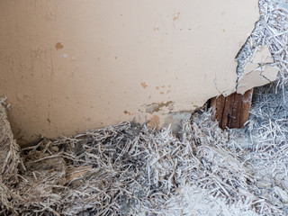 Zur Wärmedämmung Asbest in der Wand